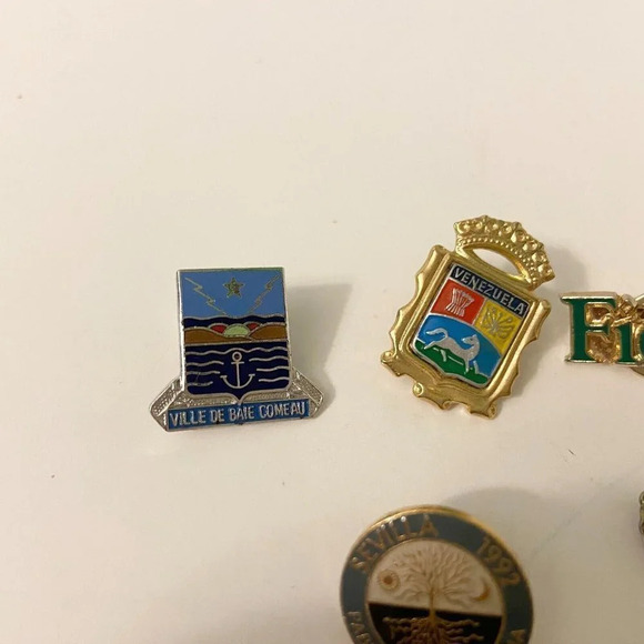 Vintage Lot of 6 Assorted Pins Venezuela Rio Negro Sevilla Ville de Baie Comeau - Picture 4 of 16